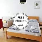 City Centre Studio With A Balcony And Free Parking