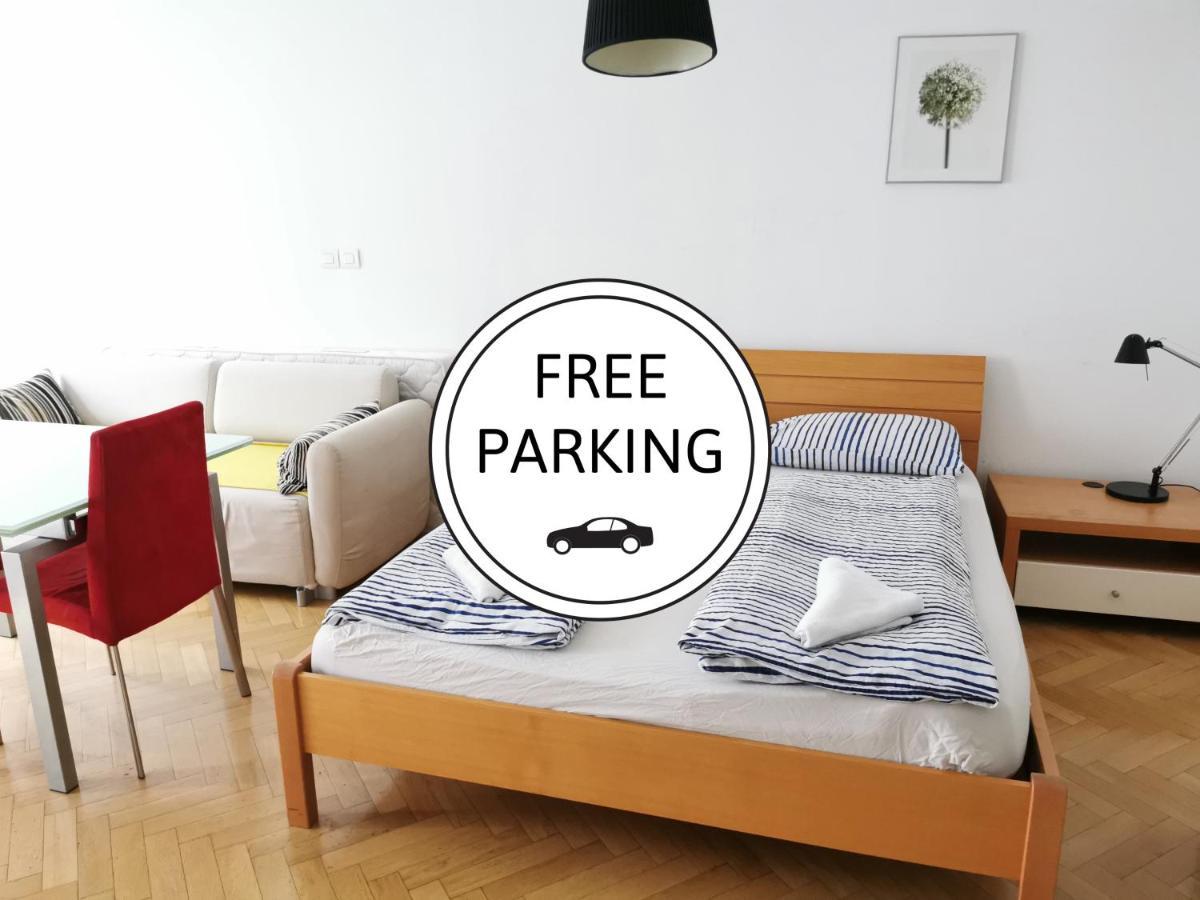 Apartment Centre With A Balcony And Free Parking *